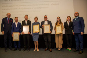 przedstawiciele firm nagrodzonych w konkursie "Obiekt Roku" gala nagród